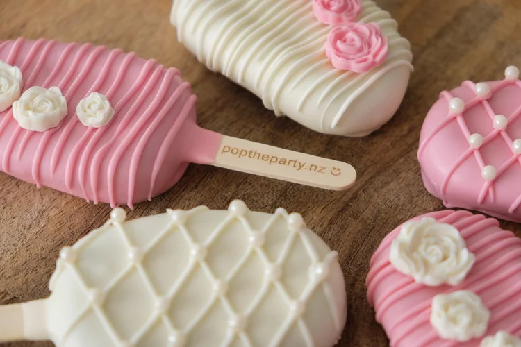 Pink and white floral cakesicles